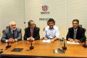 Governador Beto Richa acompanhado pelos, Secretário Chefe de Gabinete, Deonilson Roldo, Secretário de Infraestrutura e Logística, José Richa Filho, Diretor-Presidente da Agência, Antonio José Correia Ribas e o Diretor Mauricio Sá de Ferrante, assina o decreto que regulamenta a Agência Reguladora de Serviços Públicos Delegados de Infraestrutura do Paraná.Curitiba, 20/12/2012Foto: ANPr