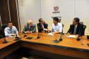 Governador Beto Richa acompanhado pelos, Secretário Chefe de Gabinete, Deonilson Roldo, Secretário de Infraestrutura e Logística, José Richa Filho, Diretor-Presidente da Agência, Antonio José Correia Ribas e o Diretor Mauricio Sá de Ferrante, assina o decreto que regulamenta a Agência Reguladora de Serviços Públicos Delegados de Infraestrutura do Paraná.Curitiba, 20/12/2012Foto: ANPr