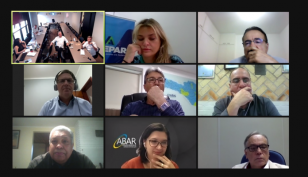 membros da diretoria deliberando 
