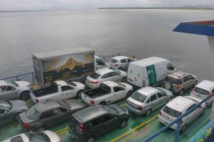 Carros em ferry boat da travessia de Guaratuba.