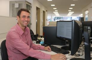 Chefe da CES em frente ao computador na estação de trabalho