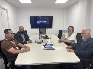 Vereador Pablo e sua equipe reunidos com o Diretor-Presidente da Agepar, Rubens Bueno, em Curitiba.
