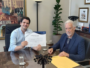 Diretor-Presidente entregando certificado ao prefeito Eduardo Pimentel