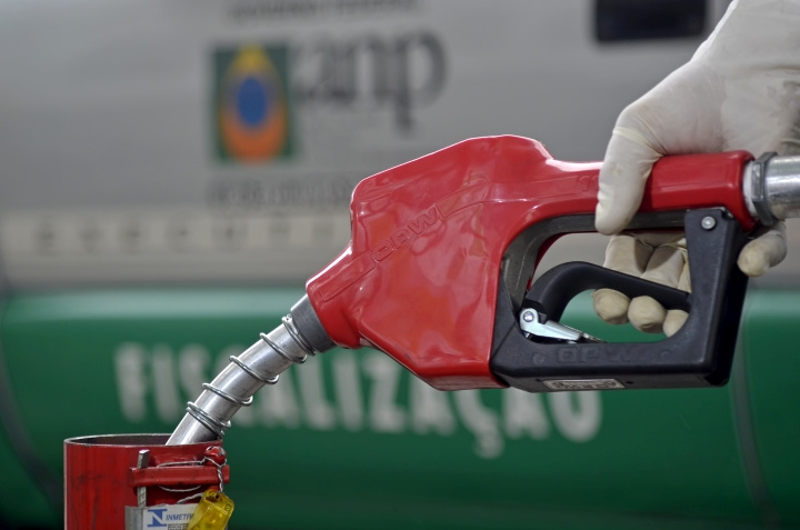 Bomba de gasolina abastecendo