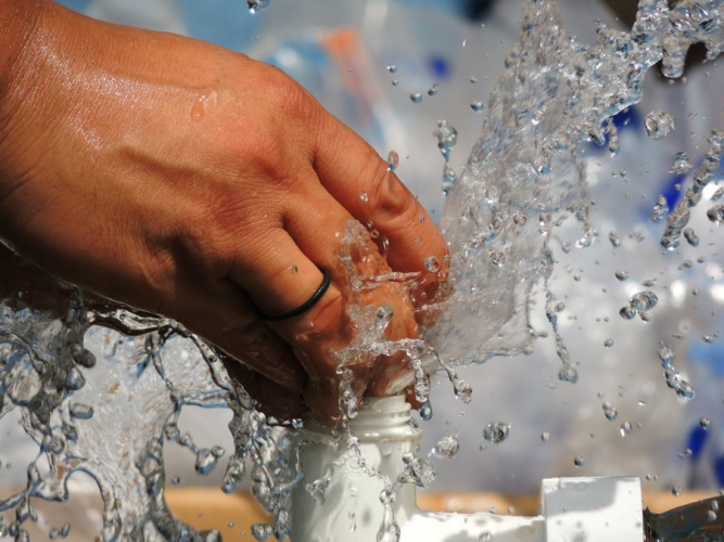 Mãos em cano com água