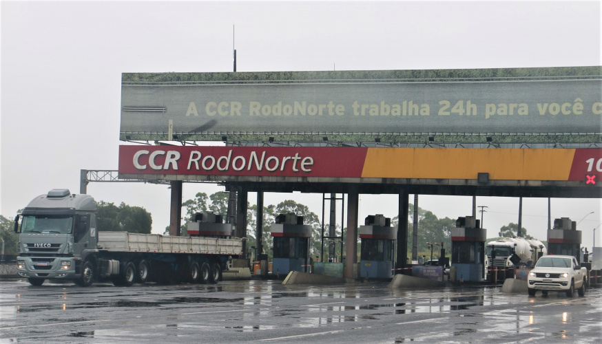 Caminhão saindo de praça de de pedágio