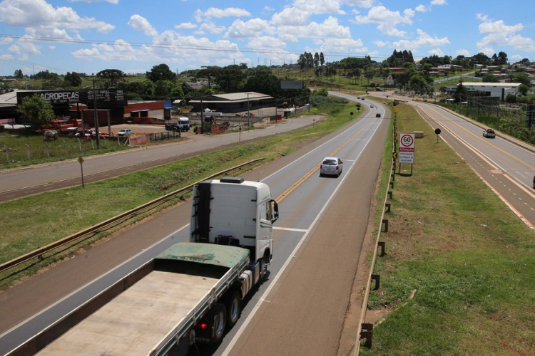 Tráfego em rodovia duplicada