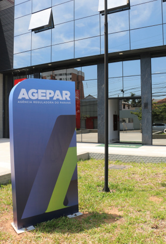 Placa em frente a sede da Agepar.