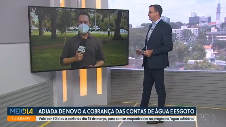 Jornalista apresentador conversa com repórter