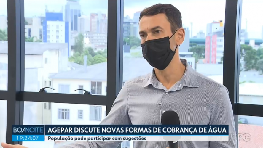 Chefe da CES fala durante entrevista, cidade ao fundo.