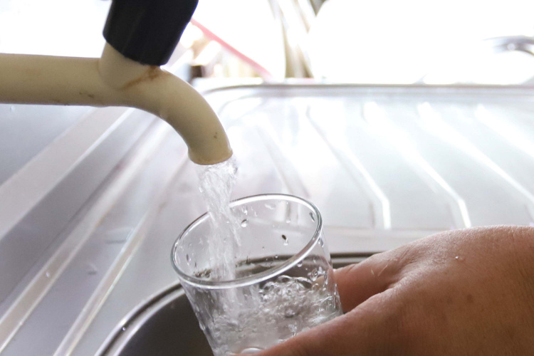 Copo meio cheio com água.