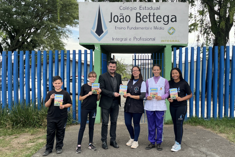 Entrega cartilha Agepar na Escola