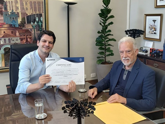 Diretor-Presidente entregando certificado ao prefeito Eduardo Pimentel