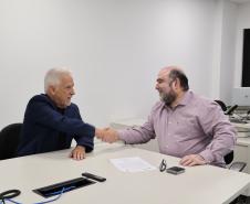 Novo Diretor-presidente da Agepar, Rubens Bueno, com o Diretor Administrativo Financeiro, Marcelo Luiz Curado, durante assinatura do termo de posse