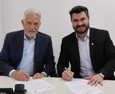 Cequinel junto com o Diretor-presidente da Agepar, Rubens Bueno, durante assinatura do termo de posse