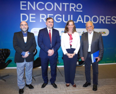 Na foto: Diretor Administrativo Financeiro da Agepar, Marcelo Curado, Secretário de Competitividade e Política Regulatória do MDIC, Pedro Ivo Sebba Ramalho, Representante do BID no Brasil, Annette Bettina Killmer e o Diretor Presidente da Agepar, Rubens Bueno.