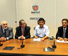 Governador Beto Richa acompanhado pelos, Secretário Chefe de Gabinete, Deonilson Roldo, Secretário de Infraestrutura e Logística, José Richa Filho, Diretor-Presidente da Agência, Antonio José Correia Ribas e o Diretor Mauricio Sá de Ferrante, assina o decreto que regulamenta a Agência Reguladora de Serviços Públicos Delegados de Infraestrutura do Paraná.Curitiba, 20/12/2012Foto: ANPr