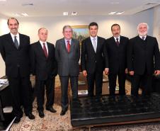 Governador Beto Richa recebe no gabinete do palácio Iguaçu os membros da diretoria da Agência Reguladora do Paraná, diretor presidente, Antonio José Correia Ribas, e os diretores, José Alfredo Stratmann, Ney Teixeira de Freitas Guimarães, Nelson de Marco Rodrigues e Maurício Sá de Ferrante acompanhados pelos secretário chefe da casa civil Luiz Eduardo Sebastiani, chefe de gabinete, Deonilson Roldo e secretário da infraestrutura e logística José Richa Filho.Curitiba, 04/09/2012Foto: ANPr