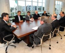 Governador Beto Richa recebe no gabinete do palácio Iguaçu os membros da diretoria da Agência Reguladora do Paraná, diretor presidente, Antonio José Correia Ribas, e os diretores, José Alfredo Stratmann, Ney Teixeira de Freitas Guimarães, Nelson de Marco Rodrigues e Maurício Sá de Ferrante acompanhados pelos secretário chefe da casa civil Luiz Eduardo Sebastiani, chefe de gabinete, Deonilson Roldo e secretário da infraestrutura e logística José Richa Filho.Curitiba, 04/09/2012Foto: ANPr