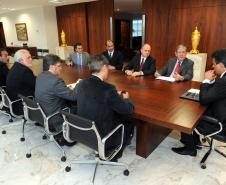 Governador Beto Richa recebe no gabinete do palácio Iguaçu os membros da diretoria da Agência Reguladora do Paraná, diretor presidente, Antonio José Correia Ribas, e os diretores, José Alfredo Stratmann, Ney Teixeira de Freitas Guimarães, Nelson de Marco Rodrigues e Maurício Sá de Ferrante acompanhados pelos secretário chefe da casa civil Luiz Eduardo Sebastiani, chefe de gabinete, Deonilson Roldo e secretário da infraestrutura e logística José Richa Filho.Curitiba, 04/09/2012Foto: ANPr