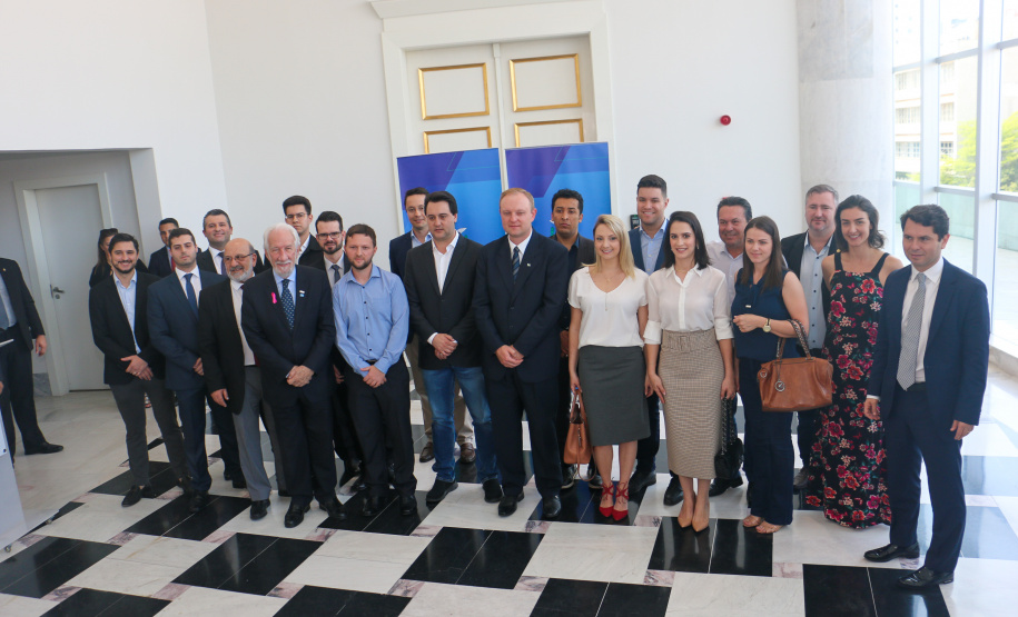 Governador assina decreto de nomeação de 20 servidores efetivos da Agepar