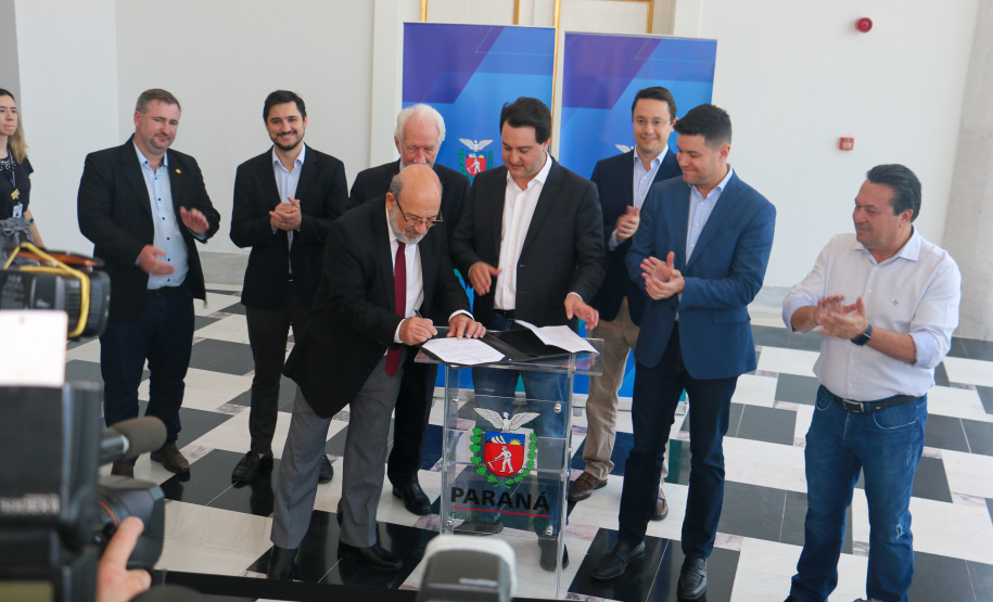 Governador assina decreto de nomeação de 20 servidores efetivos da Agepar