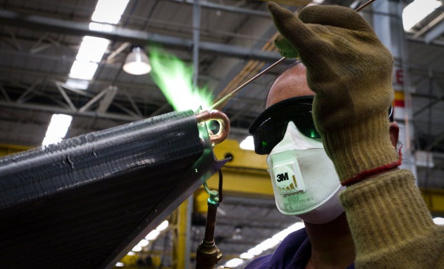 Operário utiliza solda industrial.