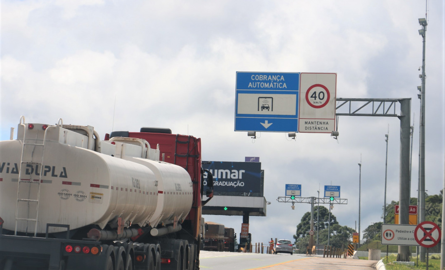 Carreta em praça de pedágio.