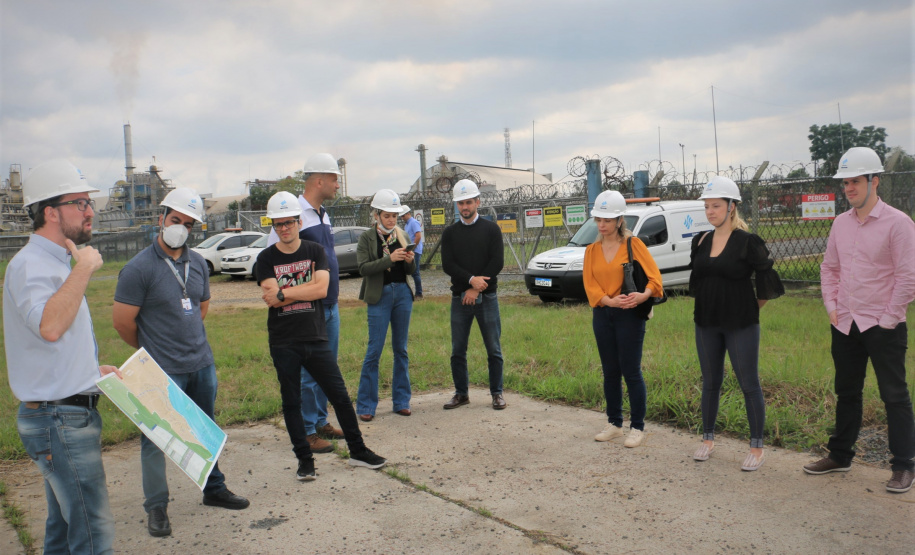 Diretores e servidores da Agepar em visita técnica à Compagas