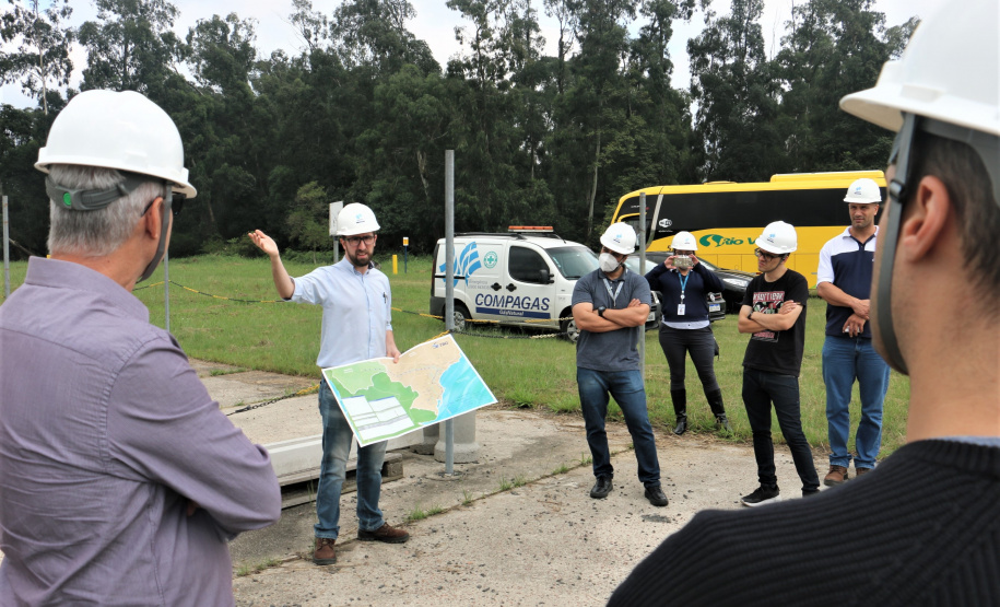 Diretores e servidores da Agepar em visita técnica à Compagas