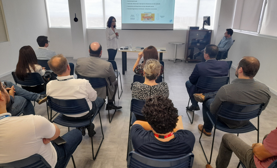 Palestra de Elisangela Prestes (Gerente de Regulação da Compagas), na sede da Companhia