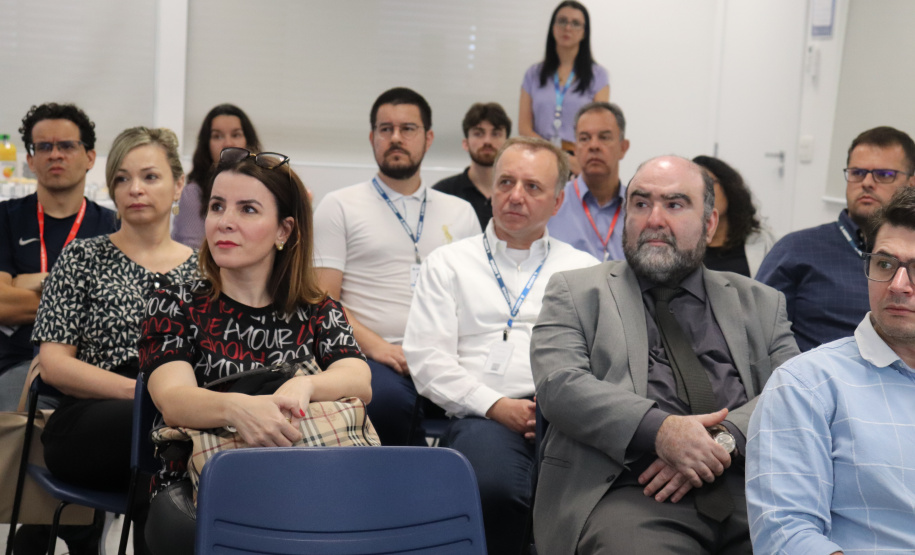 Comitiva da Agepar acompanha palestras da Compagas, na sede da Companhia