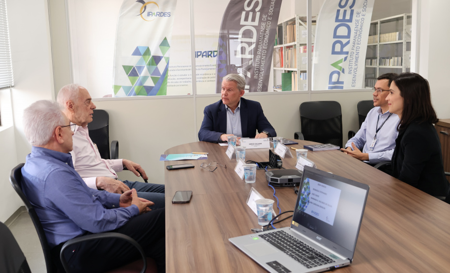 Agepar e Ipardes firmam parceria para promover melhorias na qualidade de serviços públicos regulados