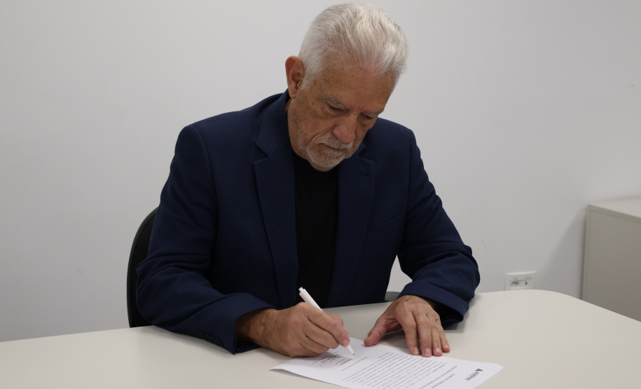 Novo Diretor-presidente da Agepar, Rubens Bueno assina termo de posse