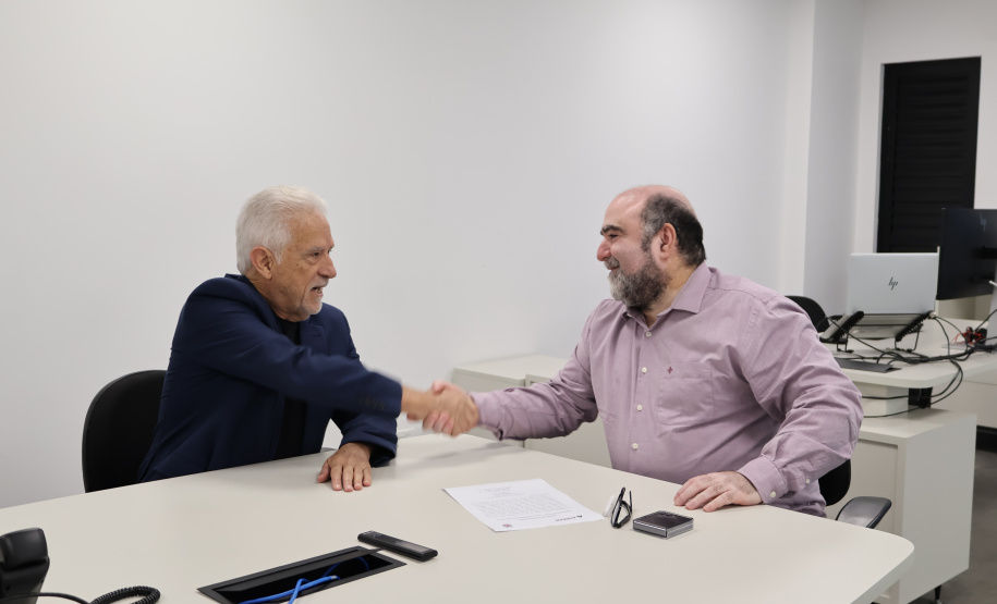 Novo Diretor-presidente da Agepar, Rubens Bueno, com o Diretor Administrativo Financeiro, Marcelo Luiz Curado, durante assinatura do termo de posse