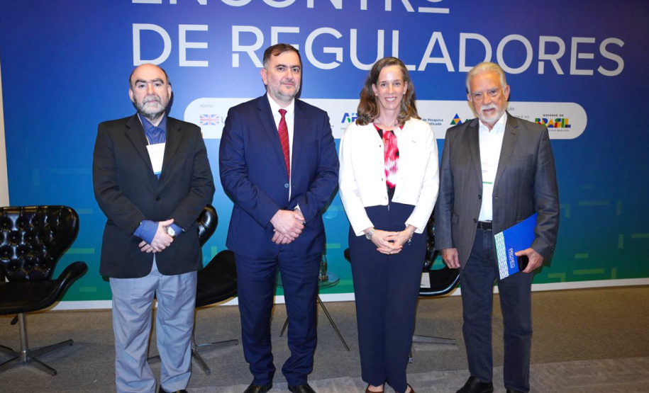 Na foto: Diretor Administrativo Financeiro da Agepar, Marcelo Curado, Secretário de Competitividade e Política Regulatória do MDIC, Pedro Ivo Sebba Ramalho, Representante do BID no Brasil, Annette Bettina Killmer e o Diretor Presidente da Agepar, Rubens Bueno.