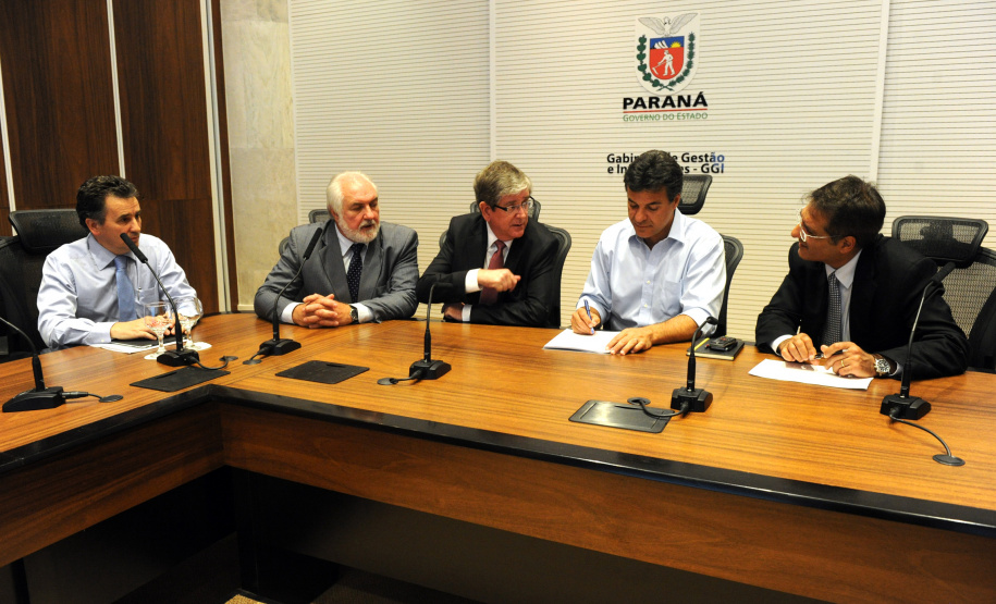 Governador Beto Richa acompanhado pelos, Secretário Chefe de Gabinete, Deonilson Roldo, Secretário de Infraestrutura e Logística, José Richa Filho, Diretor-Presidente da Agência, Antonio José Correia Ribas e o Diretor Mauricio Sá de Ferrante, assina o decreto que regulamenta a Agência Reguladora de Serviços Públicos Delegados de Infraestrutura do Paraná.Curitiba, 20/12/2012Foto: ANPr