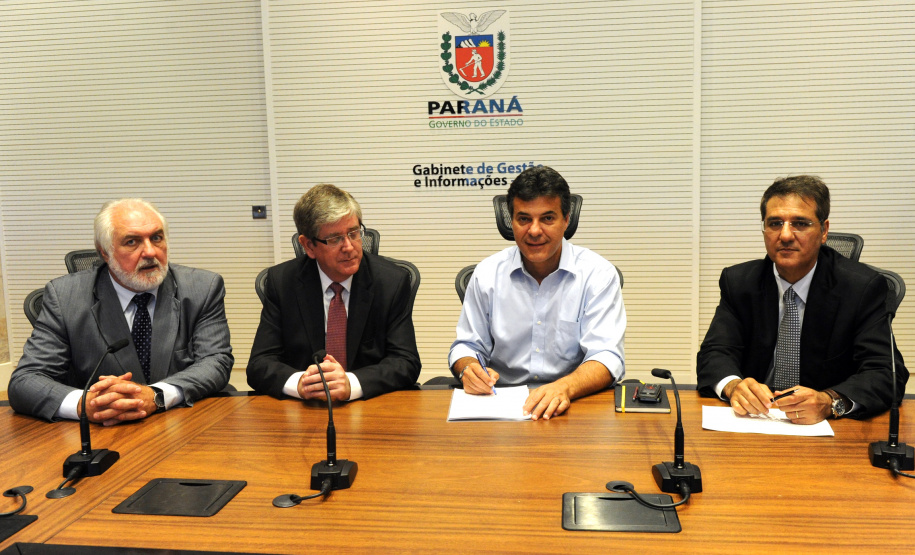 Governador Beto Richa acompanhado pelos, Secretário Chefe de Gabinete, Deonilson Roldo, Secretário de Infraestrutura e Logística, José Richa Filho, Diretor-Presidente da Agência, Antonio José Correia Ribas e o Diretor Mauricio Sá de Ferrante, assina o decreto que regulamenta a Agência Reguladora de Serviços Públicos Delegados de Infraestrutura do Paraná.Curitiba, 20/12/2012Foto: ANPr