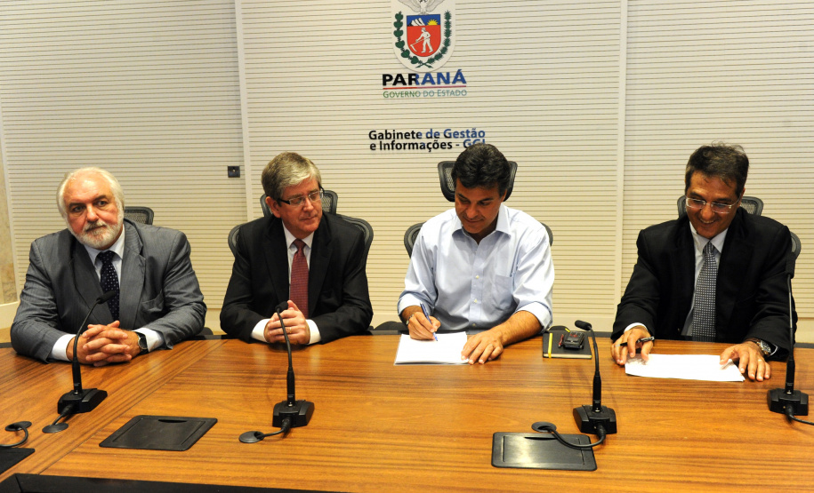 Governador Beto Richa acompanhado pelos, Secretário Chefe de Gabinete, Deonilson Roldo, Secretário de Infraestrutura e Logística, José Richa Filho, Diretor-Presidente da Agência, Antonio José Correia Ribas e o Diretor Mauricio Sá de Ferrante, assina o decreto que regulamenta a Agência Reguladora de Serviços Públicos Delegados de Infraestrutura do Paraná.Curitiba, 20/12/2012Foto: ANPr
