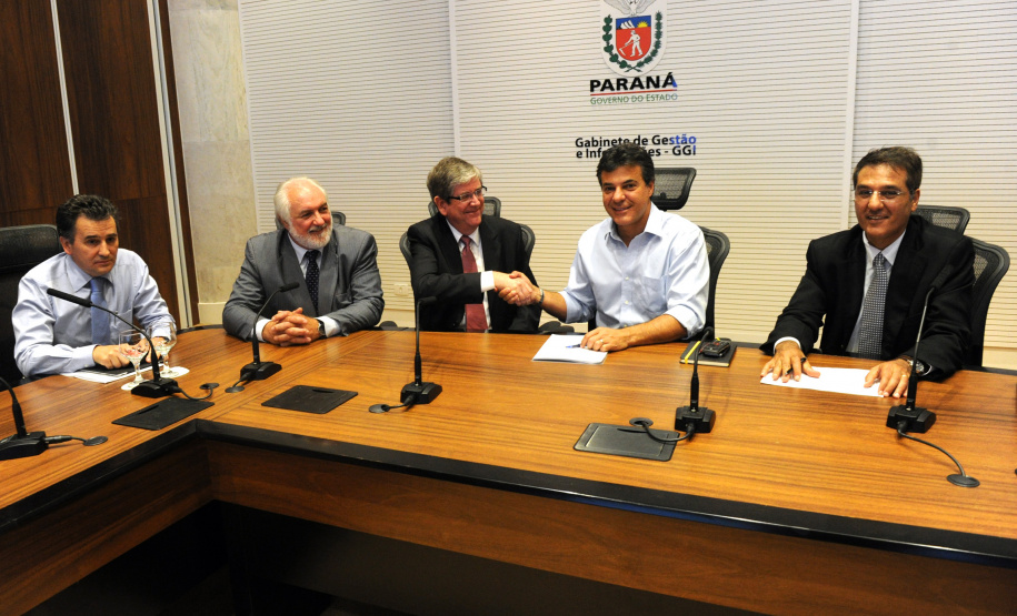 Governador Beto Richa acompanhado pelos, Secretário Chefe de Gabinete, Deonilson Roldo, Secretário de Infraestrutura e Logística, José Richa Filho, Diretor-Presidente da Agência, Antonio José Correia Ribas e o Diretor Mauricio Sá de Ferrante, assina o decreto que regulamenta a Agência Reguladora de Serviços Públicos Delegados de Infraestrutura do Paraná.Curitiba, 20/12/2012Foto: ANPr