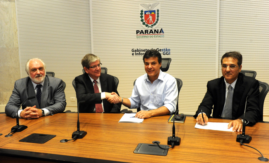 Governador Beto Richa acompanhado pelos, Secretário Chefe de Gabinete, Deonilson Roldo, Secretário de Infraestrutura e Logística, José Richa Filho, Diretor-Presidente da Agência, Antonio José Correia Ribas e o Diretor Mauricio Sá de Ferrante, assina o decreto que regulamenta a Agência Reguladora de Serviços Públicos Delegados de Infraestrutura do Paraná.Curitiba, 20/12/2012Foto: ANPr