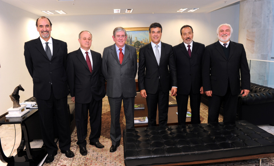 Governador Beto Richa recebe no gabinete do palácio Iguaçu os membros da diretoria da Agência Reguladora do Paraná, diretor presidente, Antonio José Correia Ribas, e os diretores, José Alfredo Stratmann, Ney Teixeira de Freitas Guimarães, Nelson de Marco Rodrigues e Maurício Sá de Ferrante acompanhados pelos secretário chefe da casa civil Luiz Eduardo Sebastiani, chefe de gabinete, Deonilson Roldo e secretário da infraestrutura e logística José Richa Filho.Curitiba, 04/09/2012Foto: ANPr