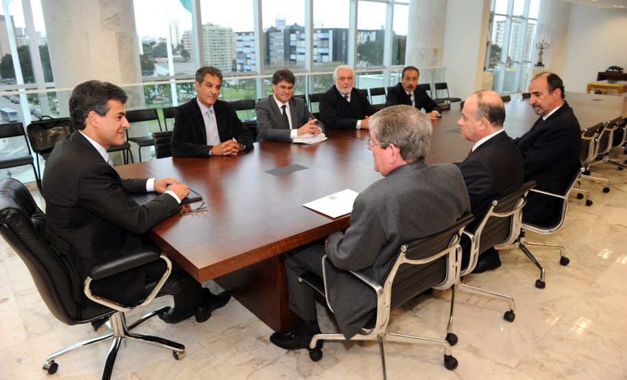 Governador Beto Richa recebe no gabinete do palácio Iguaçu os membros da diretoria da Agência Reguladora do Paraná, diretor presidente, Antonio José Correia Ribas, e os diretores, José Alfredo Stratmann, Ney Teixeira de Freitas Guimarães, Nelson de Marco Rodrigues e Maurício Sá de Ferrante acompanhados pelos secretário chefe da casa civil Luiz Eduardo Sebastiani, chefe de gabinete, Deonilson Roldo e secretário da infraestrutura e logística José Richa Filho.Curitiba, 04/09/2012Foto: ANPr
