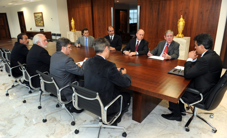 Governador Beto Richa recebe no gabinete do palácio Iguaçu os membros da diretoria da Agência Reguladora do Paraná, diretor presidente, Antonio José Correia Ribas, e os diretores, José Alfredo Stratmann, Ney Teixeira de Freitas Guimarães, Nelson de Marco Rodrigues e Maurício Sá de Ferrante acompanhados pelos secretário chefe da casa civil Luiz Eduardo Sebastiani, chefe de gabinete, Deonilson Roldo e secretário da infraestrutura e logística José Richa Filho.Curitiba, 04/09/2012Foto: ANPr