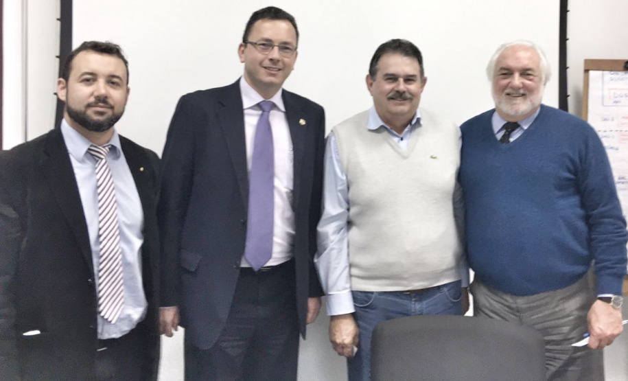 Agepar e PRF discurtem segurança nas estradas O diretor-presidente da Agepar, Cezar Silvestri, e o diretor jurídico, Maurício Sá de Ferrante, receberam, no gabinete da Agência, o Superintendente da Polícia Rodoviária Federal, no Paraná, Adriano Marcos Furtado e o Cogerente da PRF Fabiano Moreno. Na pauta do encontro, a segurança dos usuários nas rodovias concessionadas e a aproximação das duas entidades para desenvolvimento de trabalhos conjuntos.