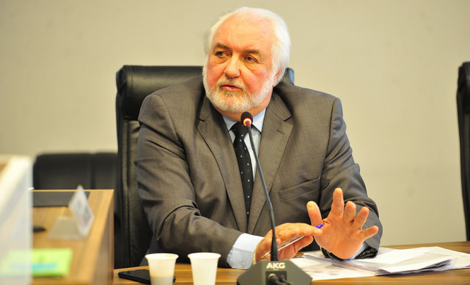 A Comissão de Obras Públicas, Transportes e Comunicação da Assembleia Legislativa do Paraná, aprovou na tarde desta segunda-feira (31), por unanimidade, o nome de Maurício Eduardo Sá de Ferrante para o cargo de diretor Jurídico da Agência Reguladora de Se Com a aprovação da comissão, a recondução de Ferrante à função segue para o Executivo estadual, para que o governador possa empossar o Diretor Jurídico para seu segundo mandato.