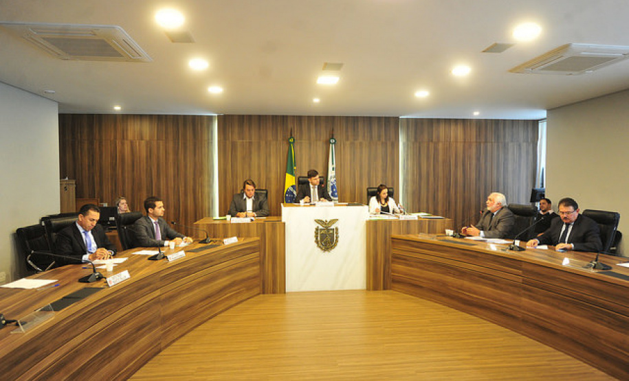 Comissão de Obras da Assembleia aprova Maurício de Ferrante para diretor da Agepar Com a aprovação da comissão, a recondução de Ferrante à função segue para o Executivo estadual, para que o governador possa empossar o Diretor Jurídico para seu segundo mandato.