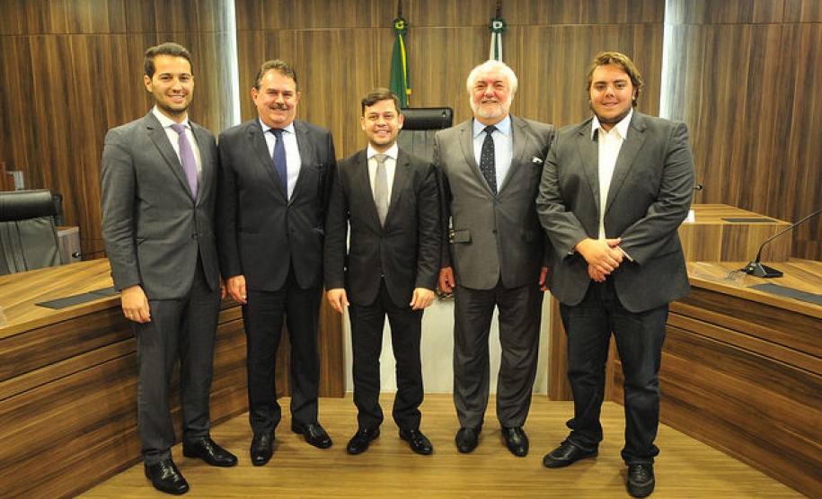 Comissão de Obras da Assembleia aprova Maurício de Ferrante para diretor da Agepar Com a aprovação da comissão, a recondução de Ferrante à função segue para o Executivo estadual, para que o governador possa empossar o Diretor Jurídico para seu segundo mandato.