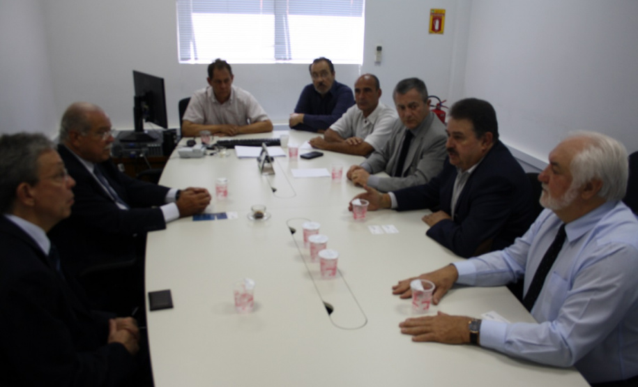 O diretor presidente da Agepar, Cezar Silvestri, juntamente com os diretores José Alfredo Stratmann, Maurício Ferrante e João Batista Alves, receberam, para uma reunião na Agepar, o diretor presidente da Associação Brasileira de Concessionárias de Rodovias (ABCR), Cesar Borges, o diretor de desenvolvimento e tecnologia, Flavio Freitas e o diretor da regional do PR e SC da entidade, João Chiminazzo Neto.