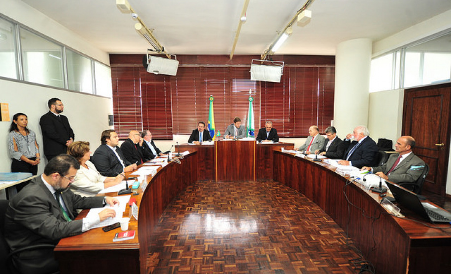 Revisão tarifária é tema de Audiência na Alep O diretor presidente da Agepar, Cezar Silvestri, acompanhado dos demais diretores da agencia e do corpo técnico compareceu, na última quarta-feira, 08, a uma Audiência Pública conjunta das comissões de Obras Públicas e de Defesa do Consumidor, da Assembleia Legislativa do Paraná (Alep), para apresentar detalhes do processo da primeira Revisão Tarifária Periódica da Sanepar.